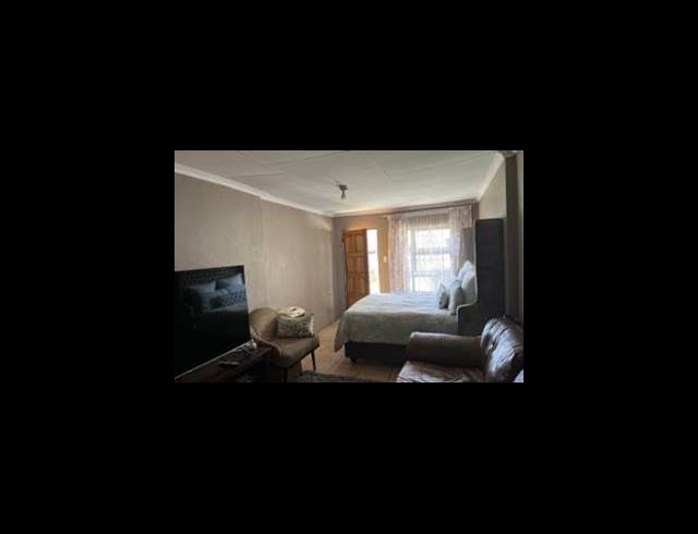 15 BEDROOM HOUSE FOR SALE IN LOMBARDY EAST